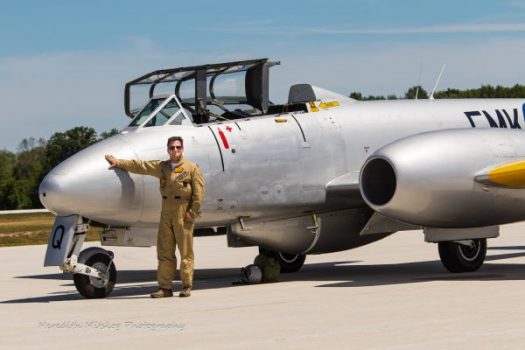 Marty Tibbitts Duke Pozuar Me Avionin E Tij Të Epokës Së Luftës Së Ftohtë. Foto Nga Muzeu I Trashëgimisë Botërore Të Aviacionit 600x400