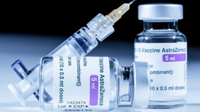 Des Flacons De Vaccin Astrazeneca Contre Le Covid 19 Et Une Seringue A Paris Le 11 Mars 2021 6297600 696x392