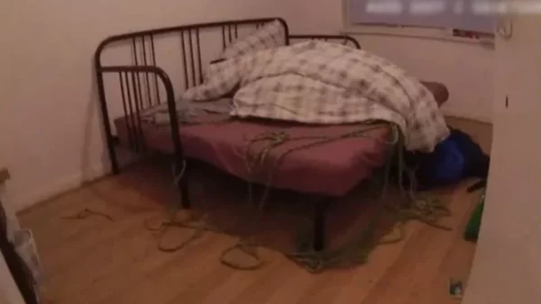 Një Dhomë Gjumi Në Banesën Në Cardiff Ku Një Nga Viktimat U Torturua Sd 800x450