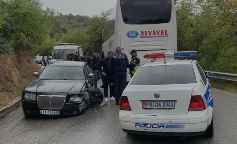 aksident-i-rende-furgoni-me-pasagjere-perplaset-me-barrieren-4-te-lenduar