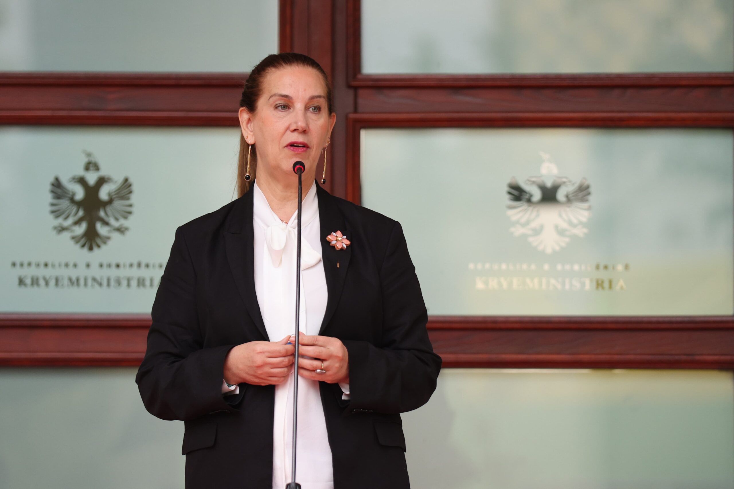 Videot që alarmuan qytetarët  Persona me shami pranë shkollave  ministrja Kumbaro  Jemi në kontakt të vazhdueshëm me policinë    