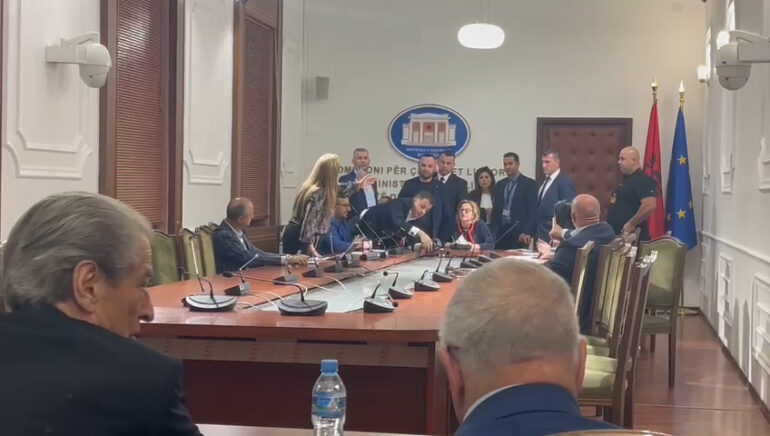 Noka I Shkul Mikrofonn Bushkes