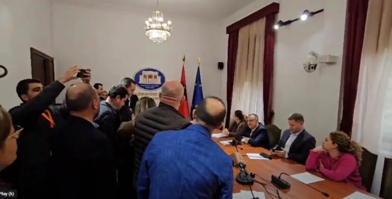 Tensione Ne Komisionin Europian