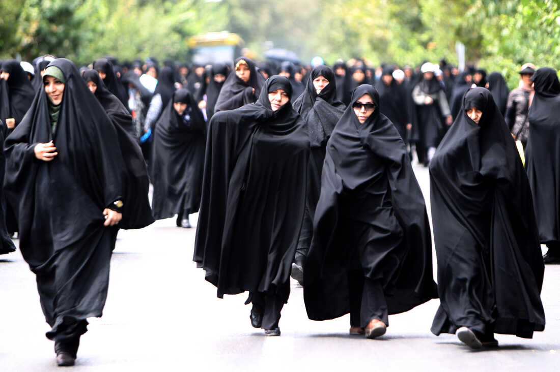 Irani miraton kodin e rreptë të veshjes  ashpërson rregullat për nëpunëset    