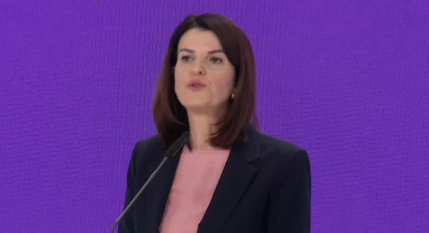 “Thellësisht e tronditur”, ministrja Koçiu reagon për ngjarjen tragjike në Shkodër: Akt burracakësh! Dhuna e papranueshme në çdo formë