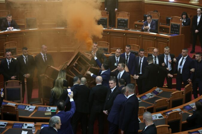 Kaos Ne Parlament Berisha