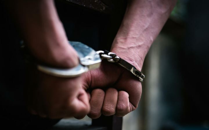 Drogë me vazo në oborr, arrestohet 23-vjeçari në Fier