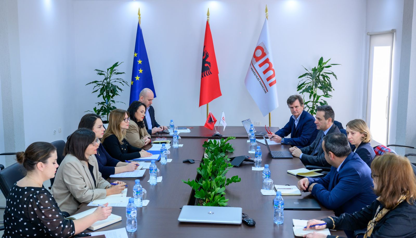 Drejtoresha e AMF takon ekipin e Bankës Botërore, diskutohet regjimi evropian në sigurime dhe financat e gjelbra