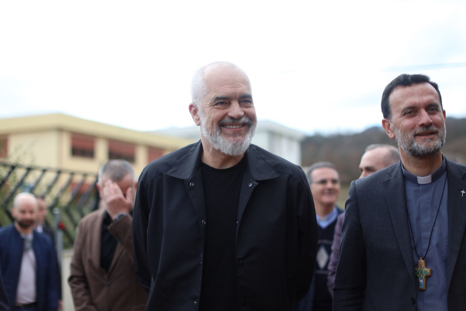 Rama në shkollën profesionale në Rrëshen, batuta me Dom Gjergj Metën: Ogur i mirë që kur vijmë ne, bien kambanat