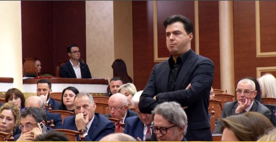 Debat në Kuvend/ Basha: Koha t’u treguan shqiptarëve jeni pro apo jo listave të hapura. Spiropali: Je produkti më ekzemplar i listave të mbyllura