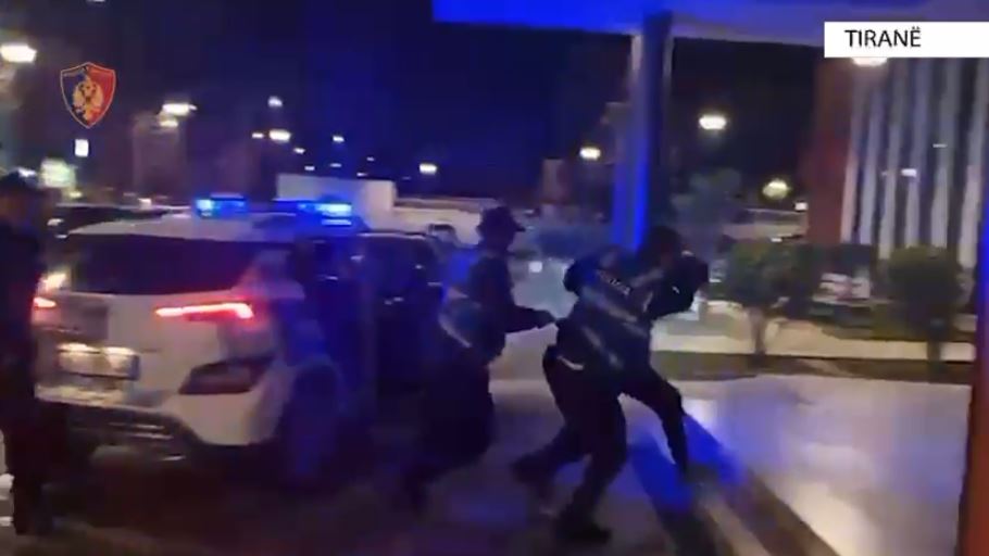“Mollë sherri” prona/ Dhunuan fqinjin, pranga 38-vjeçari, procedohet vëllai i tij