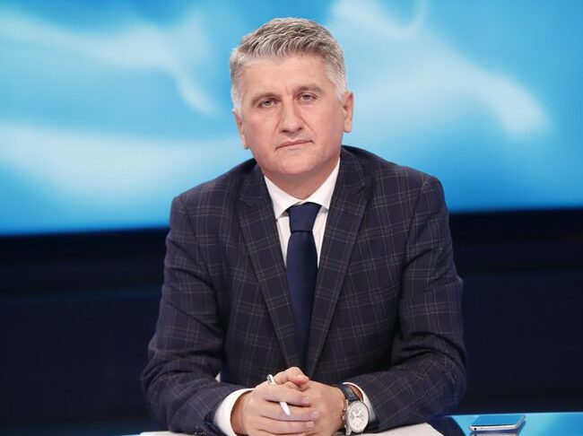 Satira e Agron Gjekmarkaj  Kronika propozon kremtimin e ditëlindjeve të udhëheqësve 