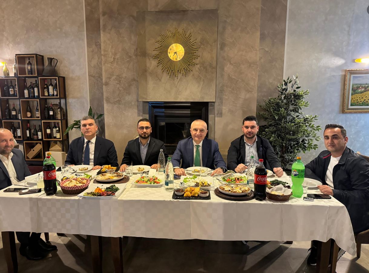 Meta merr pjesë në iftarin e organizuar nga nënkryetari i Bashkisë Kavajë: Muaji i bekuar i Ramazanit sjelltë bekime për çdo familje shqiptare