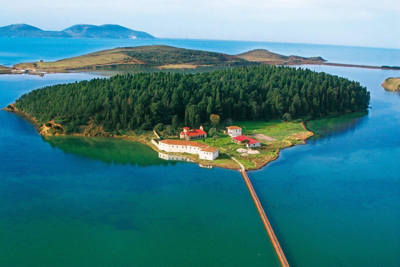“Reuters” reportazh për Sazanin: Planet e Kushner sjellin frikë dhe shpresë në qytetin bregdetar dhe rezervatin e flamingove