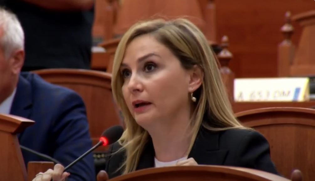 Replika mes deputeteve në Kuvend/ Tabaku-Felajt: Më shumë flisni ju se sa ne! Socialistja: Ju pëlqen të llogariteni kur vjen puna te efektet e pagës