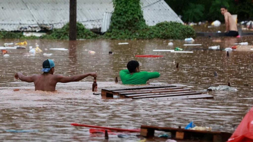 permbytje-katastrofike-prekin-brazilin-shembja-e-nje-dige-vret-dhjetera-pe