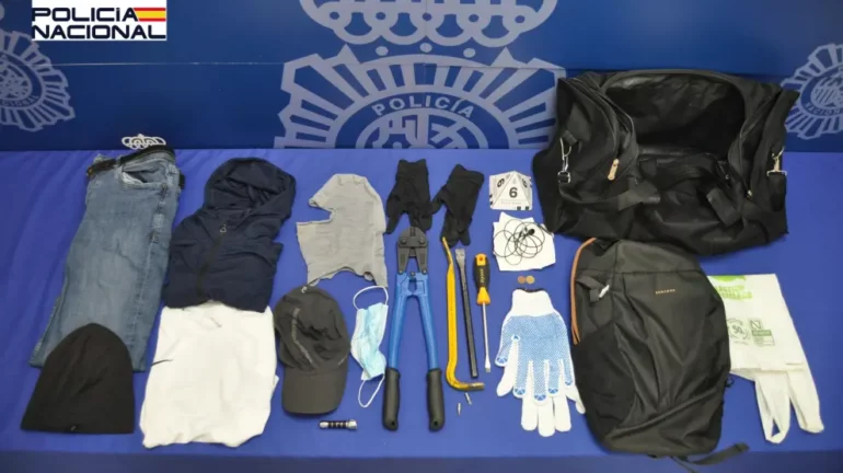 Efectos Intervenidos Al Delincuente Detenido Por Seis Robos A Bares De Ciudadanos Chinos En Huesca.r D.2593 1798 3300