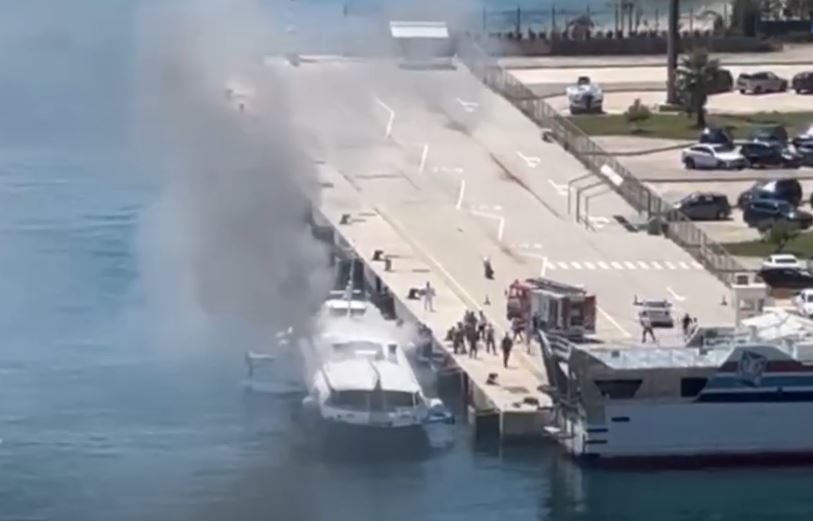 Përfshihet nga flakët trageti i linjës Sarandë-Korfuz, ja pamjet nga vendngjarja