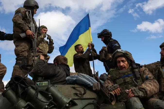 Ukrainian Soldiers Adjust National Flag