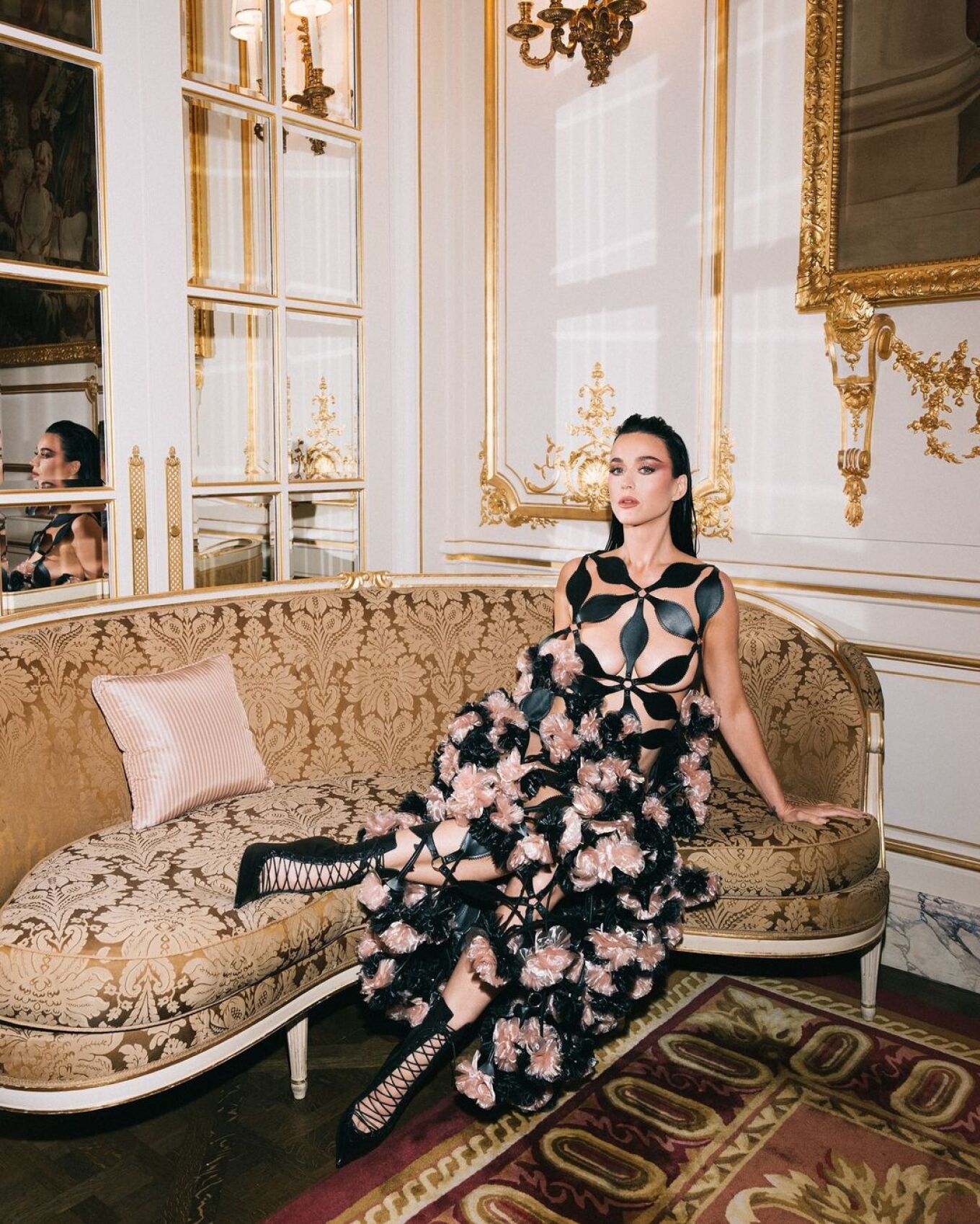 Katy Perry appears in a revealing appearance for the Paris fashion show,  the dress left little room for the imagination - Balkanweb.com - News24