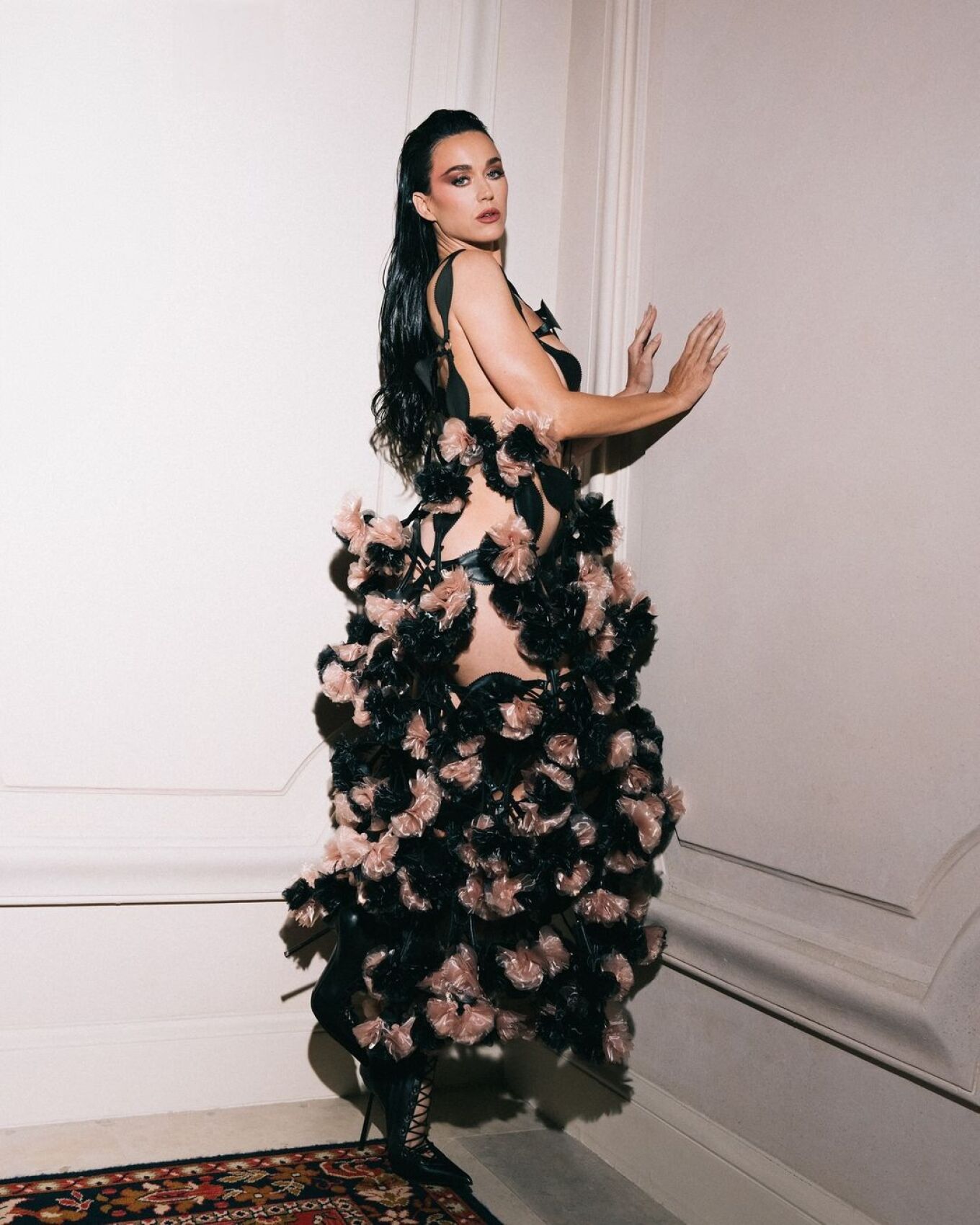 Katy Perry appears in a revealing appearance for the Paris fashion show,  the dress left little room for the imagination - Balkanweb.com - News24