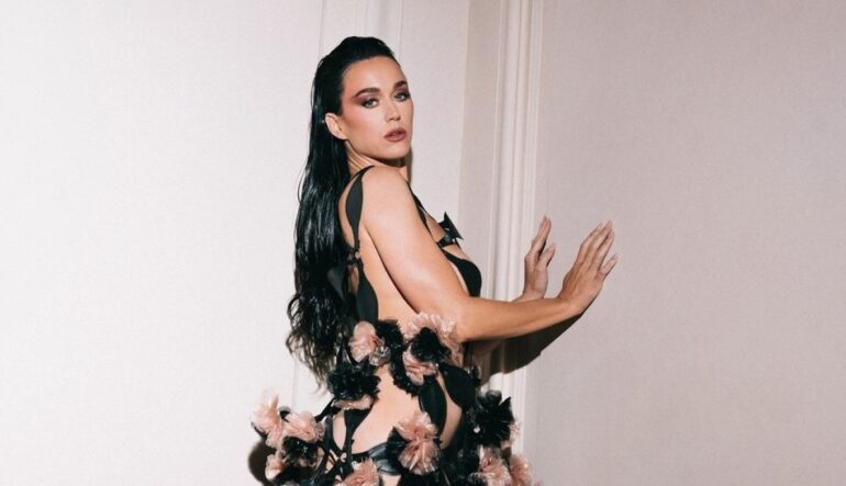 Katy Perry appears in a revealing appearance for the Paris fashion show, the dress left little room for the imagination - Balkanweb.com - News24 Katy Perry appears in a revealing appearance for the Paris fashion show, the dress left little room for the imagination - Balkanweb.com - News24