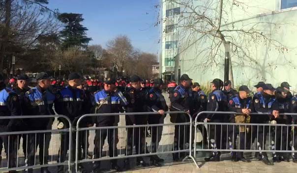 Sot opozita protestë para Kuvendit, policia me plan masash, disa rrugë të bllokuara