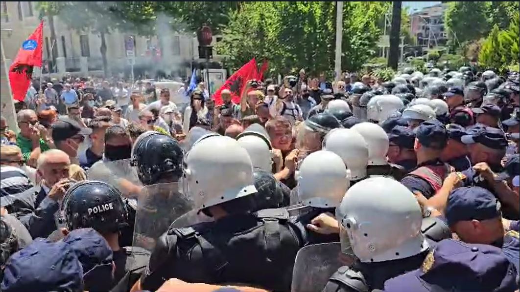 Dy orë fjalime e përplasje me policinë, mbyllet protesta e opozitës para Kuvendit