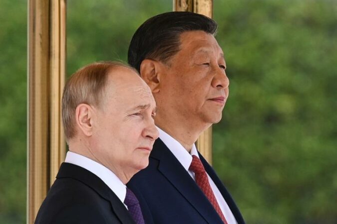34787708 Putin Und Xi Jinping Stehen Nebeneinander Und Schauen Nach Rechts 28spkglic073