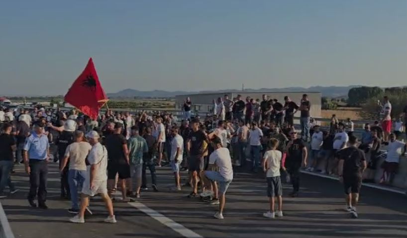 Protesta në Thumanë-Kashar/ Andia Uliiri: Janë fshirë nga harta 85 mijë banorë, janë zhdukur nyjet lidhëse…