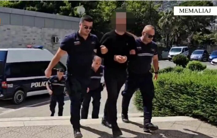 Kanushi Me pranga në duar duke u shoqëruar nga efektivët/ Vrasja e Faik ...