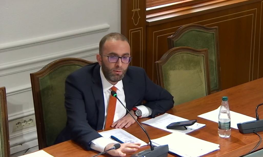 “Balluku i ka dhënë prova që milionat e eurove i ka si karamele”, Bardhi te “Ligjet”: U rritën kostot e rrugëve! Dhjetëra mln euro për tunelin e Llogarasë…