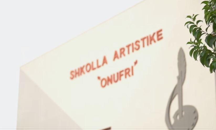 Shkolla “Onufri” mirëpret vitin e ri shkollor me investime të reja, Llatja dhe Mazniku urojnë nxënësit