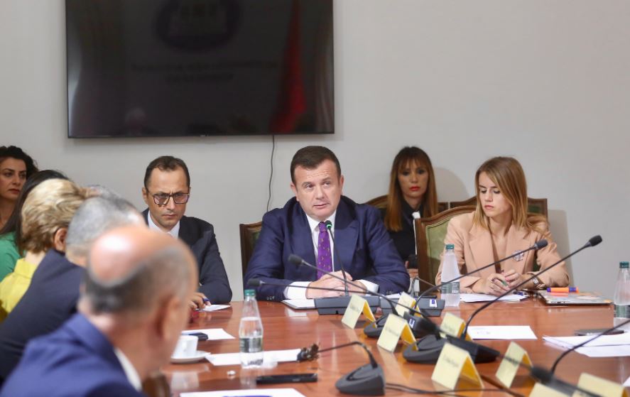 Viti i ri shkollor, Balla: Prej 1 gushtit, 31 mijë mësues me paga mesatare prej 950 euro. 238 mijë nxënës morën librat falas