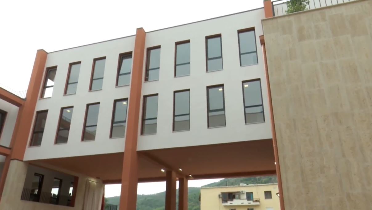 Rama në shkollën e rikonstruktuar ‘Babë Dudë Karburanara’ në Berat: Simbol për qytetin, hap sot dyert me kushte moderne