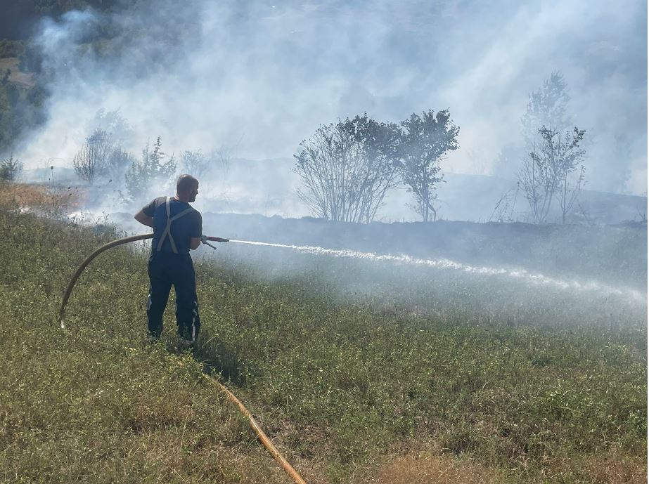 Zjarri rrezikon djegien e disa shtëpive në Librazhd Katund