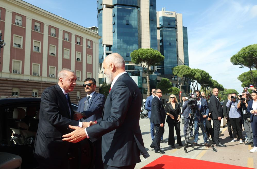 FOTO/ Nga përqafimi miqësor te takimi “tet a tet”, ja si Rama priti Erdoganin në Kryeministri