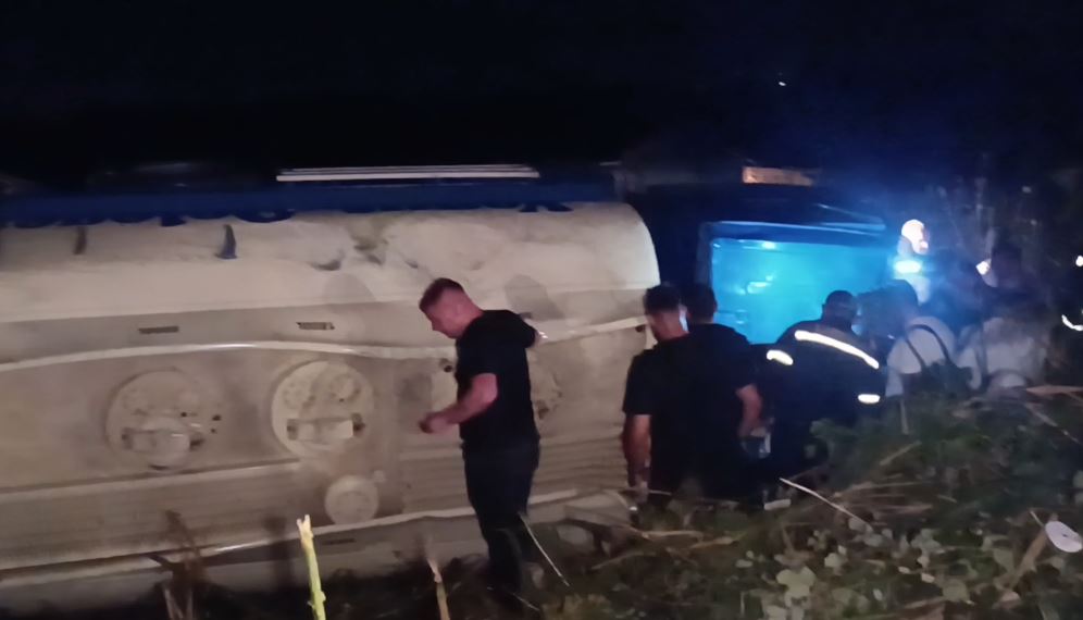 Aksident i rëndë në aksin Lushnje-Berat/ Autoboti përplaset me zetorin dhe përfundon në kanal, ndërron jetë drejtuesi