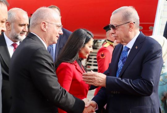 Presidenti turk mbërrin në Rinas, ministri Hasani ndan pamjet: Mirëserdhe zoti President