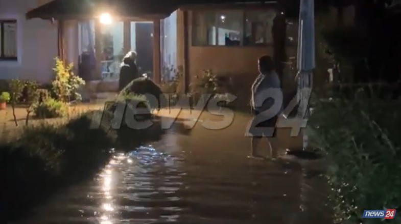 VIDEO/ Reshje të dendura shiu në Lezhë, bllokohen disa rrugë, uji rrethon banesat