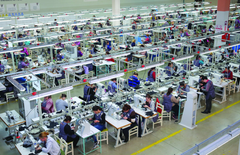 Qindra njësi prodhimi të mbyllura në dy vite/ Fasoneria redukton përfitimet për punonjësit, ulen ose hiqen bonuset