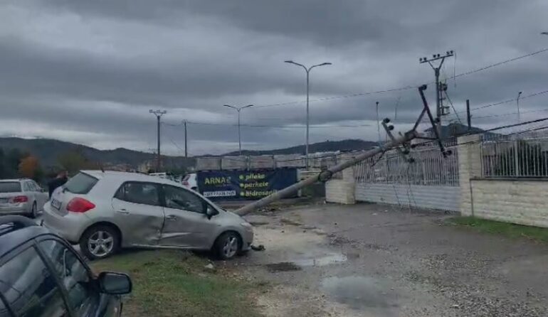 EMRI/Aksident në aksin Berat-Dimal: Makina përplaset me shtyllën e tensionit të lartë 2 Berat Aksidenti