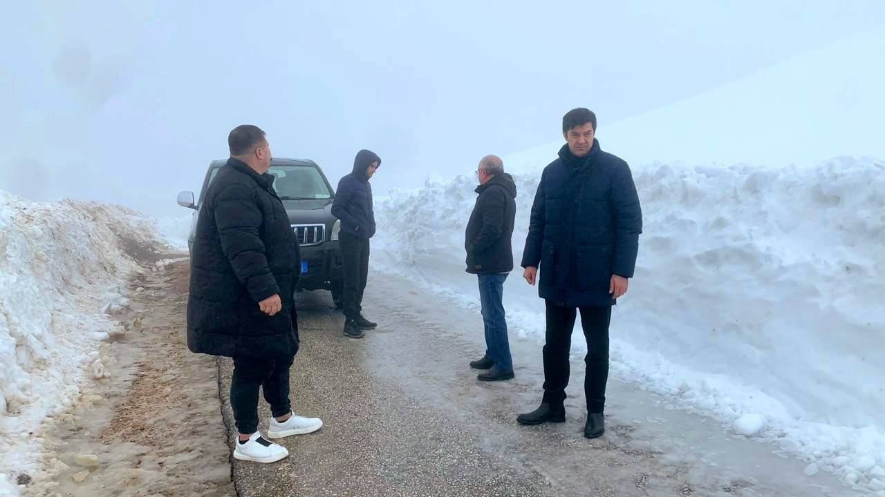 The Prefect of Korça in Panarit, where 1.2 m of snow has fallen: The ...