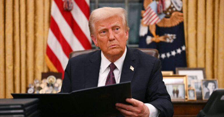 Trump Lefkos Oikos Mak2