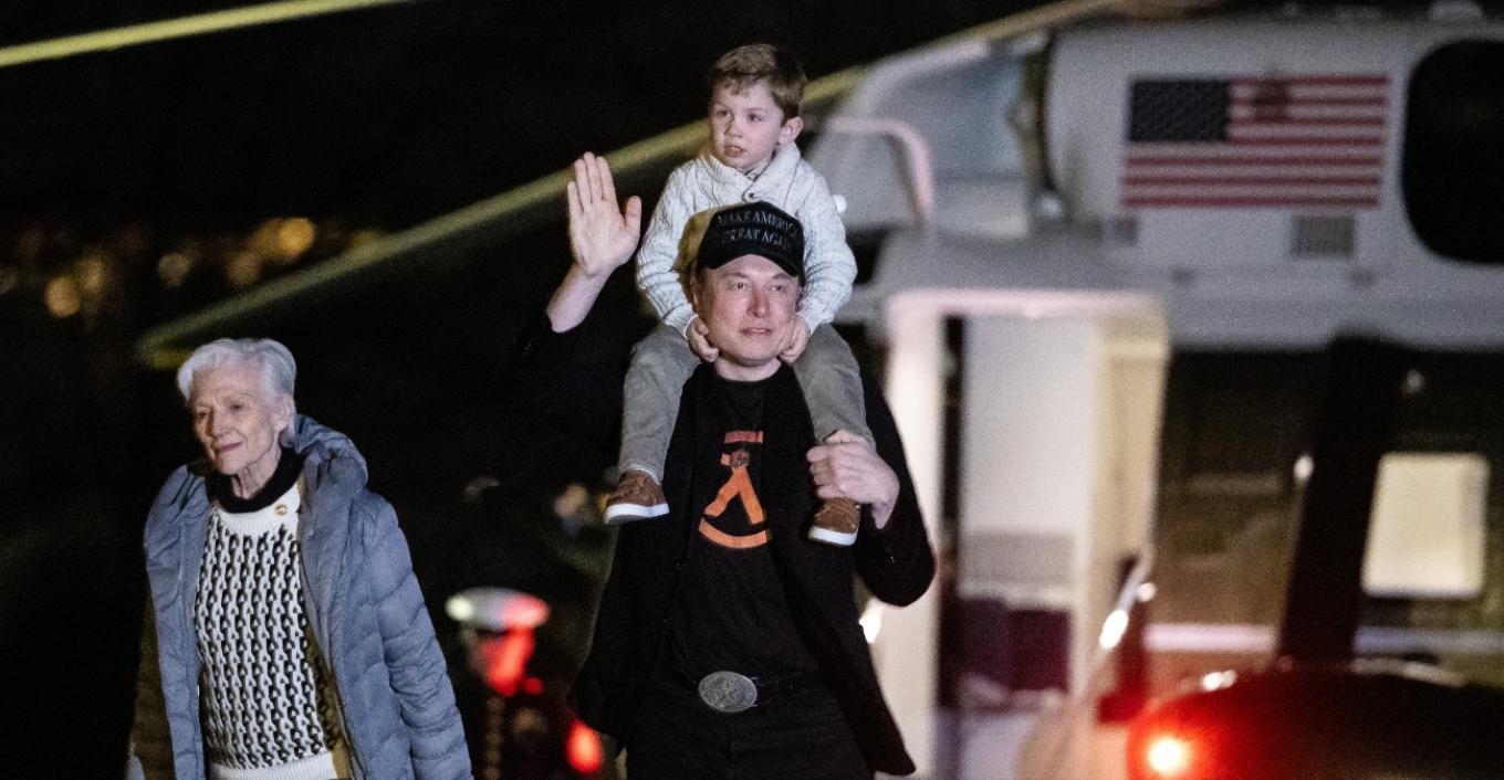 Elon Musk with his mother and son lands at the White House with 'Marine ...