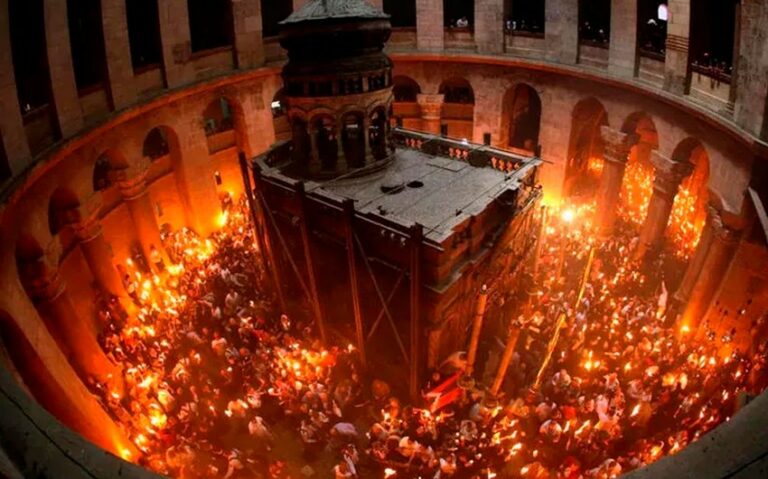 The Holy Fire descends into the Church of the Resurrection of Christ in ...