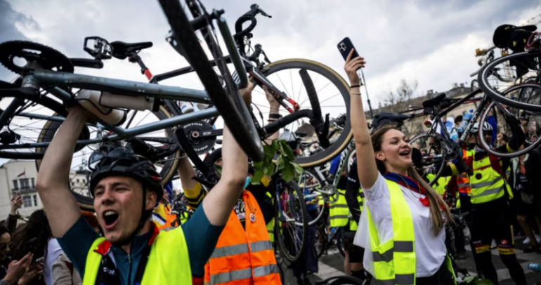 800 0 1744024571xprotestuesit 885