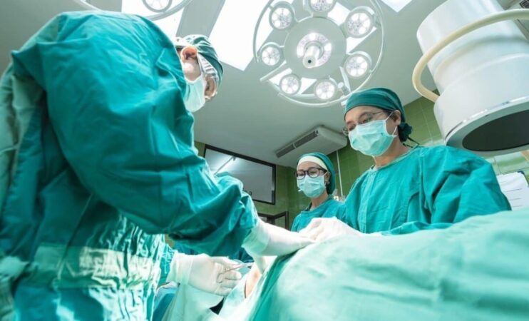 Surgery Women Men Doctors Operating Room 1536x931