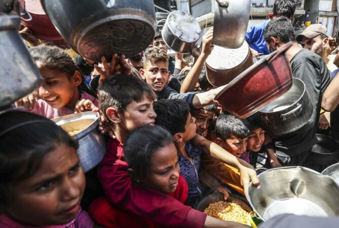Mideast Gaza City Food Aid