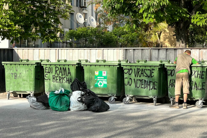 Grafite Ne Kazanet E Plehrave Ne Lushnje